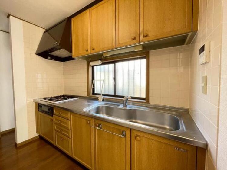 キッチン 広々としたシステムキッチンは、作業スペースがしっかりあり毎日のお料理が快適！ 