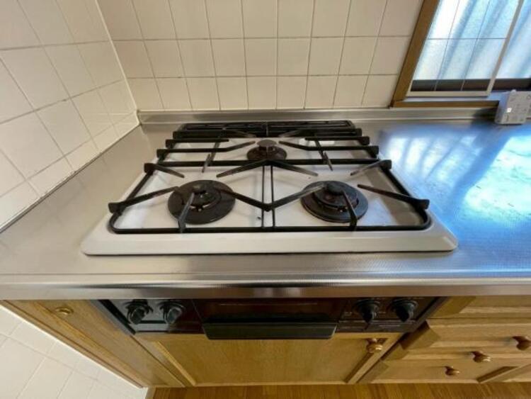 キッチン 毎日の料理に嬉しい3口コンロ。グリルもあり色んなレシピを楽しめそうです。 
