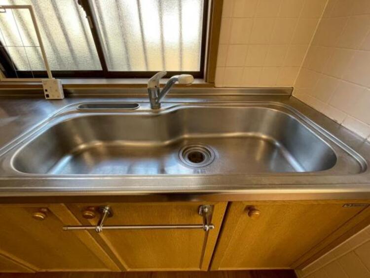 キッチン 鍋や大皿も洗える広々としたシンクです。ステンレスのため耐久性・お手入れしやすさも魅力です 
