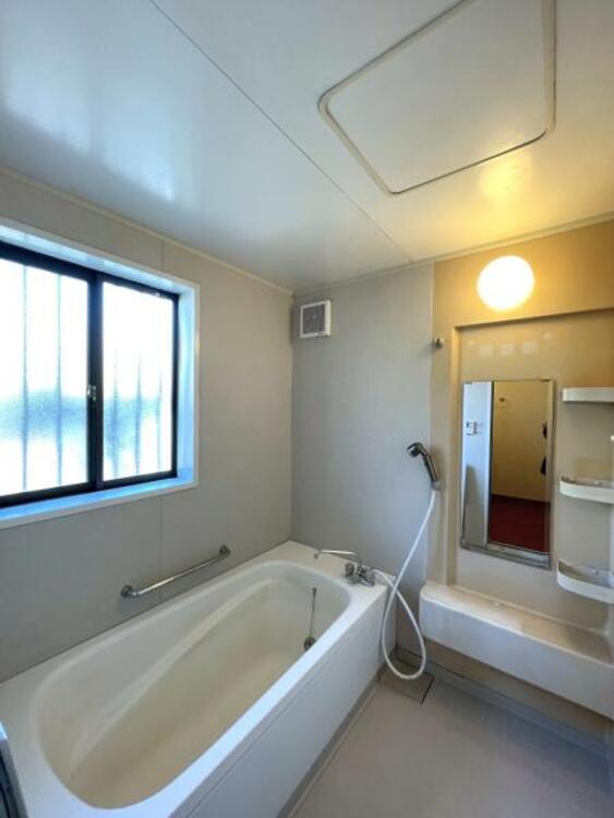 風呂 足を伸ばしてゆったりとくつろげる柔らかな曲線のバスタブが、日々の疲れを癒します 