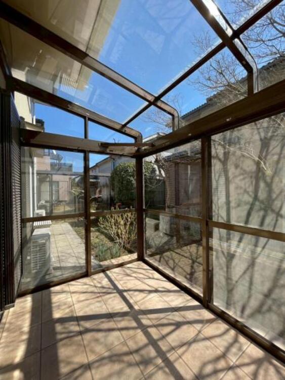 バルコニー 陽光がたっぷり注ぎ込むサンルーム。雨、花粉などを遮断して、天候に左右されず洗濯物を干せます。