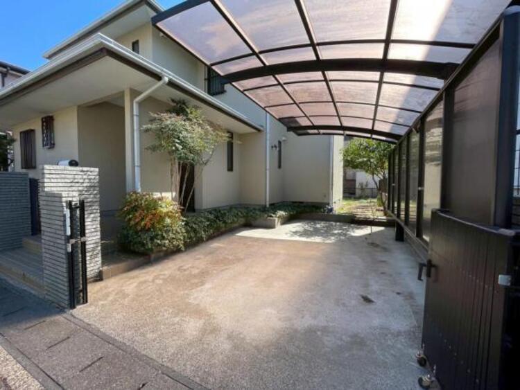 駐車場 雨や紫外線からお車を守るカーポート。1台駐車可能です。