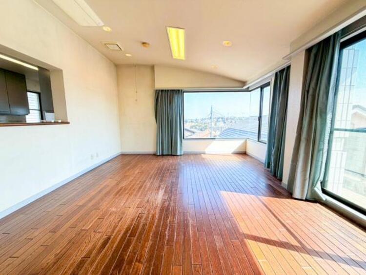 居間 家族が自然に集まるダイニングで、家族みんなで座って、みなとみらいの景色を眺めながらゆったりと会話が楽しめます 。生活の中心にぴったりな、明るい居心地です◎ 