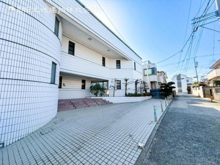 外観 青空に映える街並みに馴染む外観で、歩くたびに空の広さを感じられて、気分転換もしやすい環境です 幸せな時間がそっと続きます。家族の幸せな生活を静かに支える存在です◎ 