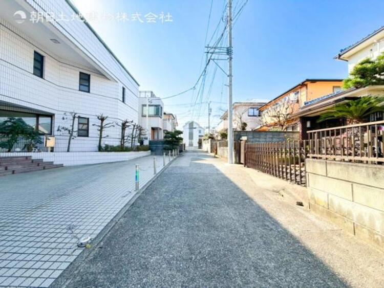 外観 落ち着いた雰囲気の前面道路で、車や自転車の動きもイメージしやすく、生活動線が整います 柔らかな空気がそっと続きます。安心して暮らせる、落ち着いた周辺です☆ 