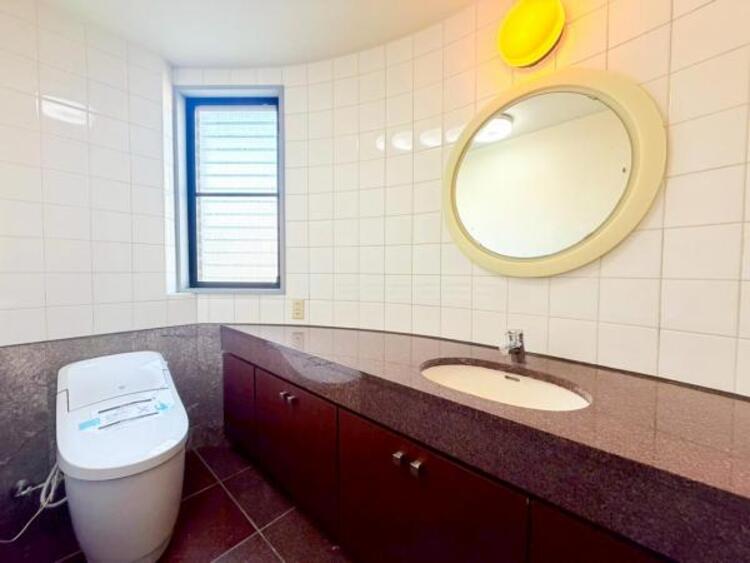 トイレ 光が差し込むトイレで、掃除のしやすさを意識しやすく、清潔を保ちやすい印象です 光がやさしいがそっと続きます。日々の生活を支える、さりげない快適ポイントです♪ 