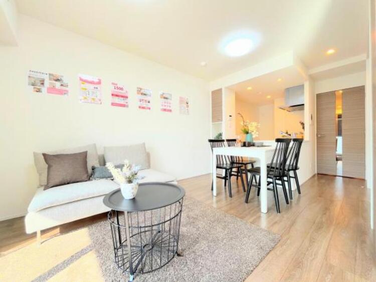 居間 ●〇一日の中で多くの時間を過ごすことになる住まいだからこそ、いつも穏やかな空間であるように心掛けています。構成する建材などへの配慮が、住まう方の健康を守ります。小さなお子様がいるご家庭でも安心です〇● 