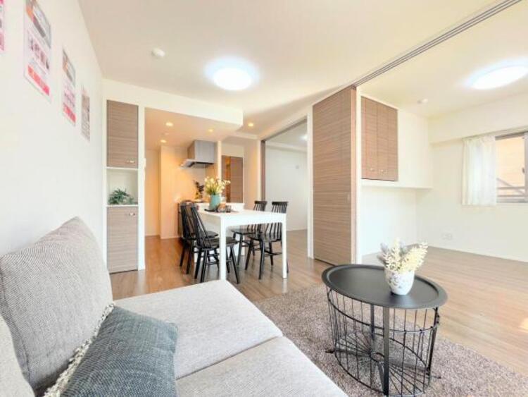 居間 ●〇家族と過ごすひと時を溢れる光が優しく包み込むリビングダイニング。家族とともに、心穏やかに過ごすひととき。家族との時間、自分の時間を大切にできる空間がここにあります。LDKで過ごす時間は大事ですね● 