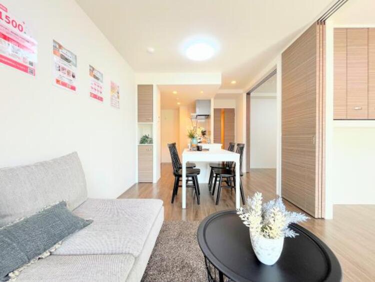 居間 ●〇オープンでのびやかな空間を生み出す、こだわりの広がりとゆとり。家族と過ごす時間を大切にしたい方にぴったりの明るくゆとりある住空間です。南側の窓からの日差しがリビングの中までしっかりと届きます　〇● 