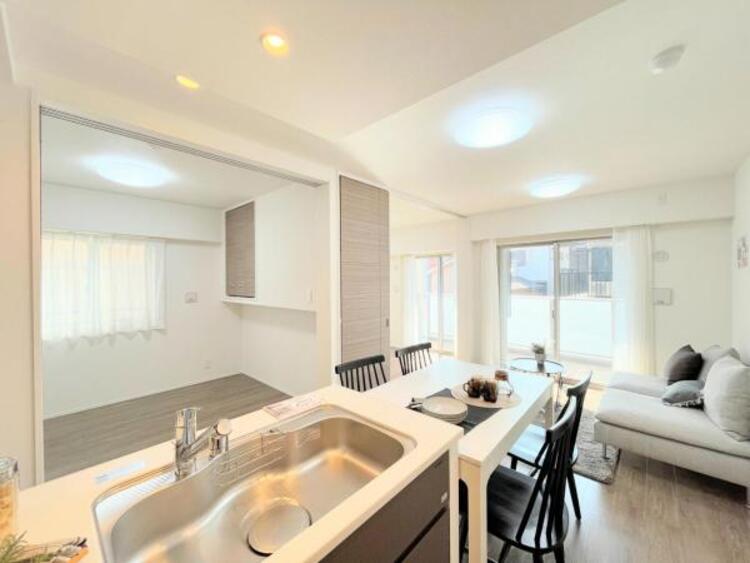 居間 ●〇家族の思いを抱きながら、平和であることに感謝したくなる悠久の時。あたかかく感じるのは、陽当りだけではなかった！広く和やかに暮らせる空間と家族の存在が胸にジーンと響きわたる。理想の住まいがここに〇● 