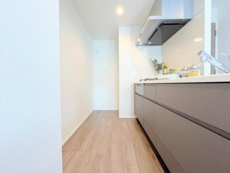 キッチン ●〇新しいキッチンは気分も上がり、家事も楽しくできそう。お手伝いをしてくれるお子様と並んで立てるキッチンは、ご家族のコミュニケーションを育む場として活躍します。収納力が高い事も大事なポイントです〇● 