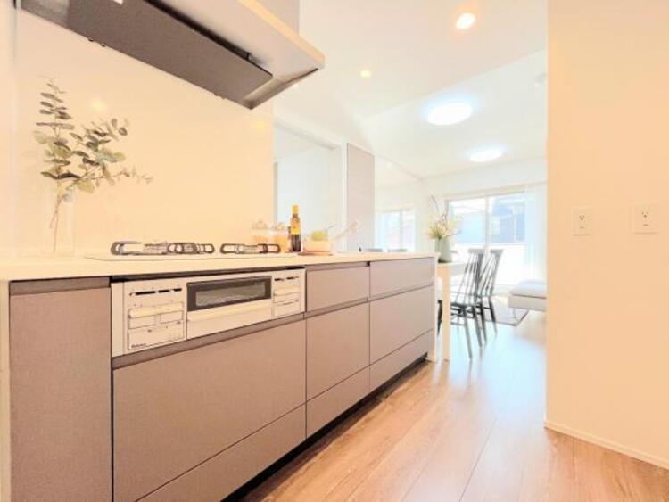 キッチン ●〇家族で並んでクッキング。皆でわいわい楽しく作るお料理は愛情たっぷりのごちそうに。キッチンで過ごす家族時間は大人になっても心に残る素敵なオンリーワンの思い出に。食後の片付けも苦にならない空間です〇● 