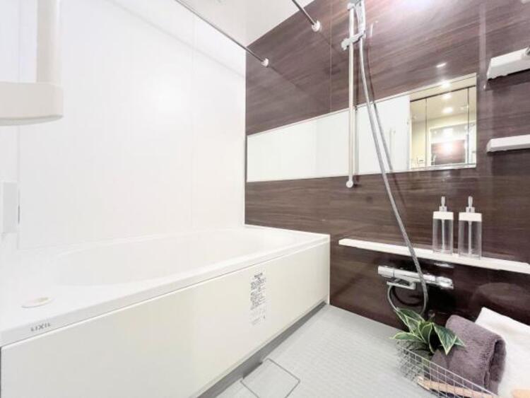 風呂 ●〇ユニットバスはゆったりとくつろげる1坪タイプ。足までしっかりと伸ばせる浴槽は心身ともにしっかりと疲れを癒してくれます。お子様と一緒の入浴でも充分な広さです。バスルームは疲れを癒すくつろぎの場所〇● 