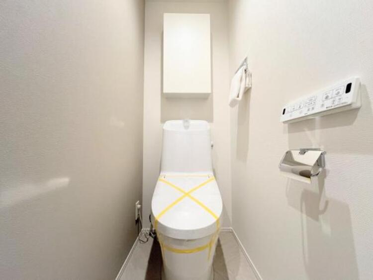 トイレ ●〇ゆとりをもった広さ、白ベースに清潔感ある空間です。もちろんウォシュレットも完備しております。小物を収納するスペースがあるのも良いですね。毎日頻繁に利用する大切な空間だからこそ、こだわりたいです〇● 