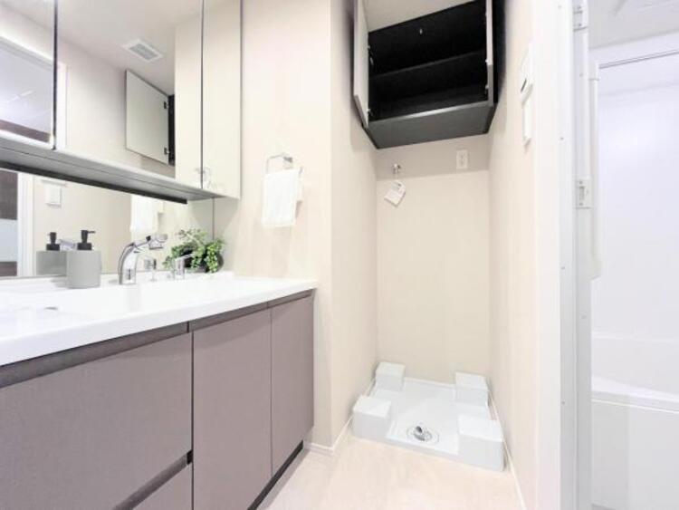 洗面 ●〇平日の朝であっても、落ち着きとくつろぎを感じられる。歯磨き粉が行方不明になるようなごちゃごちゃ感も解消。収納力の高い洗面所です。　コーディネートされた空間で気持ちよく身だしなみを整えられます　〇● 