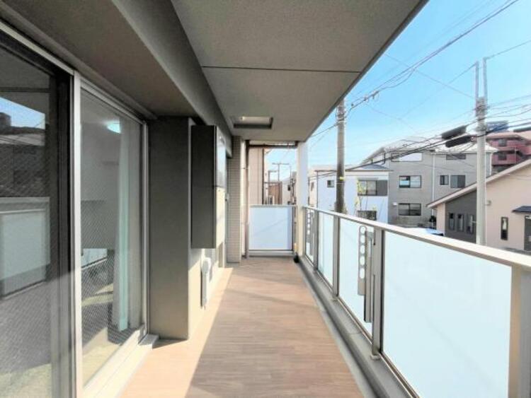 バルコニー ●〇日当たり良好！晴れた日はお洗濯物も気持ちよく乾きます。バルコニーからたっぷりの光をうけたお布団やシーツから太陽のにおいが感じられます。一度に洗濯を干せる量を気にする家庭も満足できるスペースです〇● 