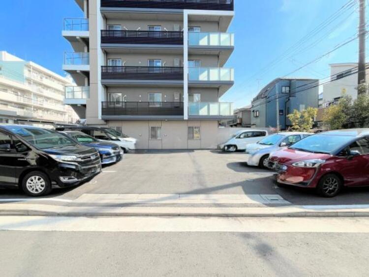 エントランス 【駐車場】日々の生活にクルマは欠かせないという方は、駐車場確保は大事な条件。 