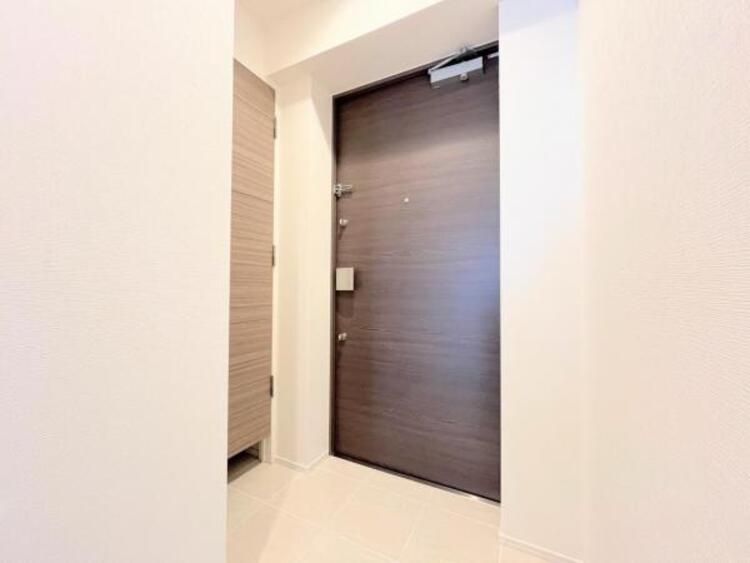 その他 ●〇お客様を迎える玄関は落ち着いた雰囲気。帰る度に洗練されたテイストの空間に迎えられ誇りと喜びを感じる玄関まわりです。そんな安らぎに満ちた生活空間を予感させる生活イメージが湧き出てきそうな物件です〇● 