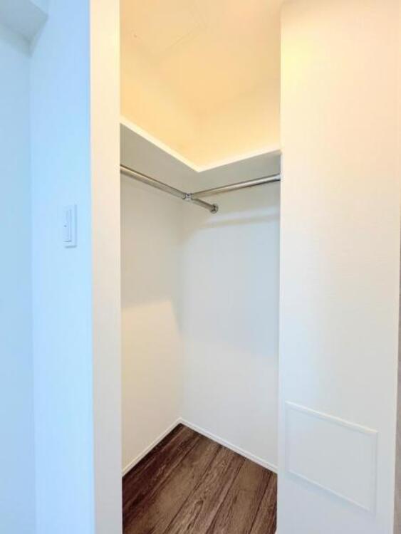 その他 【WIC】ひと目で収納物を確認できるウォークインクロゼットは、ゆとりの広さを備えた大型収納。数多くの衣類に加え、足元には引出しや衣装箱、シューズボックスなども収納することができます。 