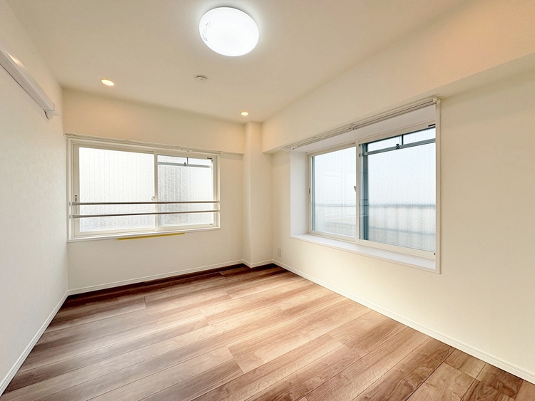 寝室 ベッドも十分に設置するスペースがあります。