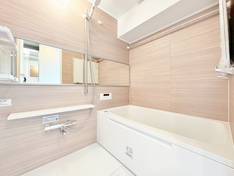 風呂 一日の疲れを癒すバスルームは、心地よいリラックスを叶える清潔感溢れる空間です。