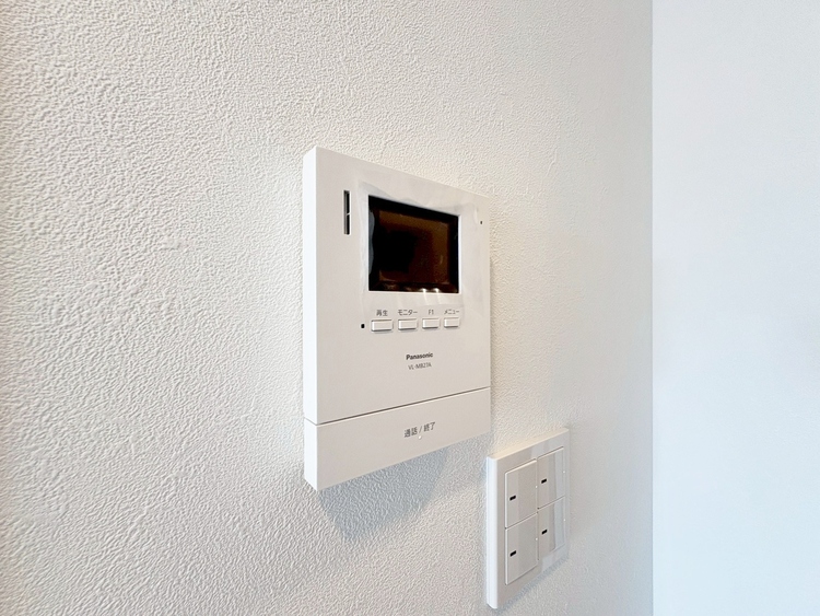 設備 来訪者と通話ができ、モニターで姿が確かめられるインターホンを採用。暮らしの安心感を一層高めます。