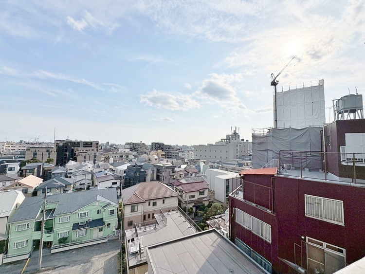 バルコニー 窓を開けると広がる青空。心をリフレッシュして日々を過ごしていきましょう。
