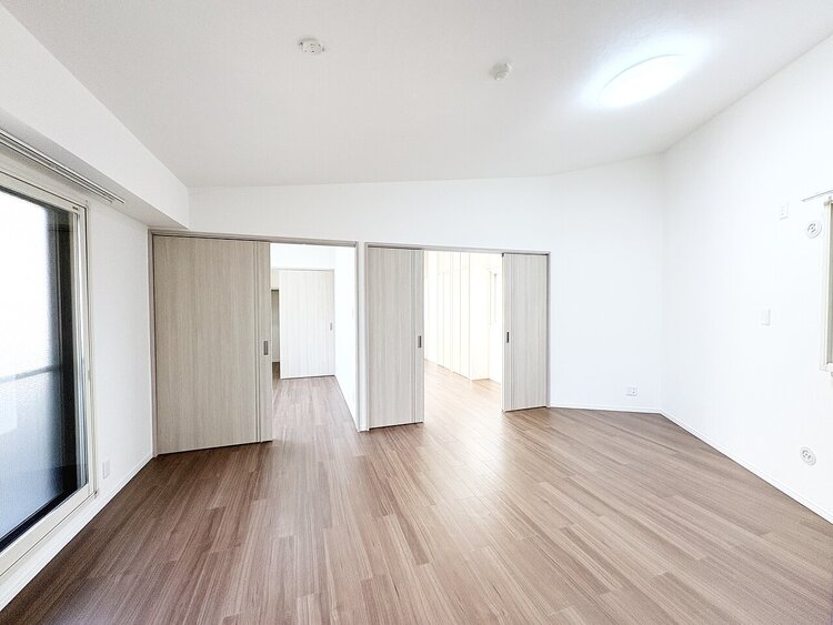 居間 飾り過ぎないシンプルな内装と偏り過ぎないデザインで統一しました。