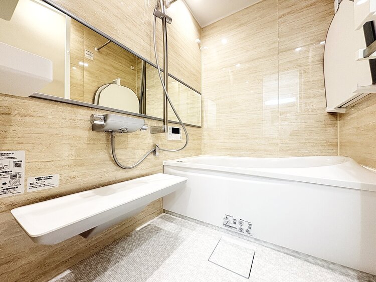 風呂 一日の疲れを癒すバスルームは、心地よいリラックスを叶える清潔感溢れる空間です。