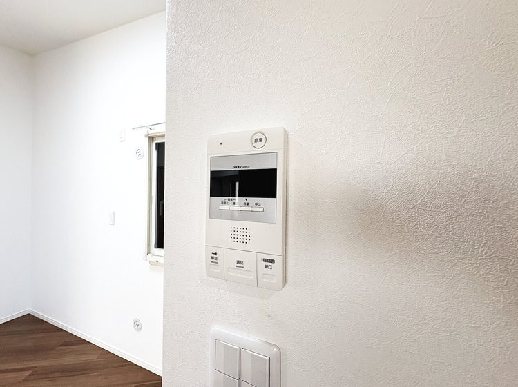 設備 来訪者と通話ができ、モニターで姿が確かめられるインターホンを採用。暮らしの安心感を一層高めます。