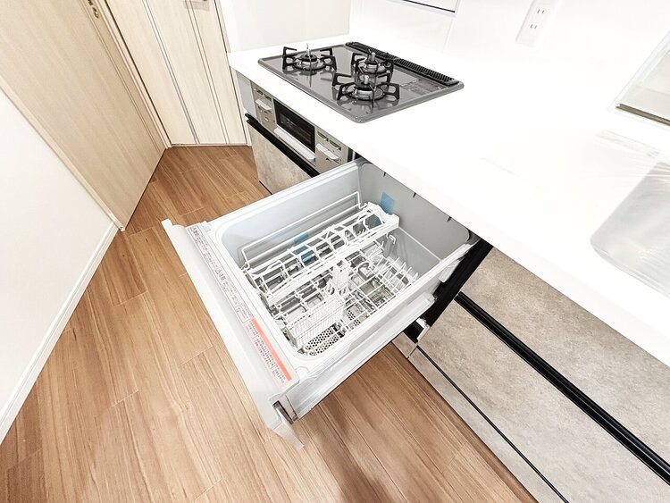 設備 食器洗いの負担を軽減。手荒れを抑えて、節水効果も見込めます。省スペースのビルトインタイプです。