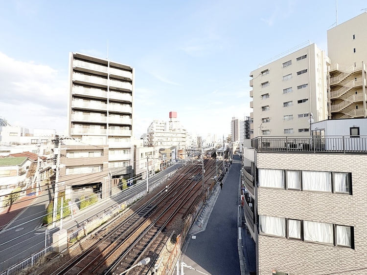 バルコニー 窓を開けると広がる青空。心をリフレッシュして日々を過ごしていきましょう。