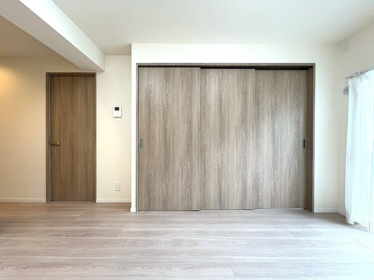 居間 忙しく過ぎゆく日常を置き去るほど、ゆったりした時間が流れるリビング。