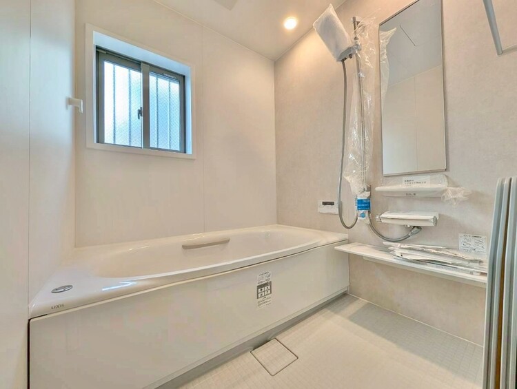 風呂 一日の疲れを癒すバスルームは、心地よいリラックスを叶える清潔感溢れる空間です。