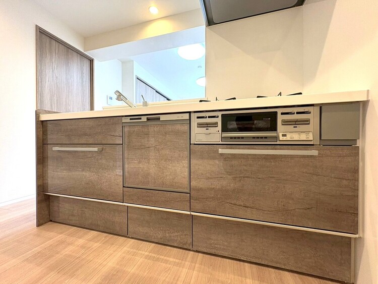 キッチン スマートな意匠と充実の機能を備えたキッチンが、暮らしにおいしい彩りを添えます。