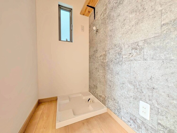 設備 洗濯機を防水パンで設置できます。防水パンがあることによって、水漏れの心配が軽減されます。