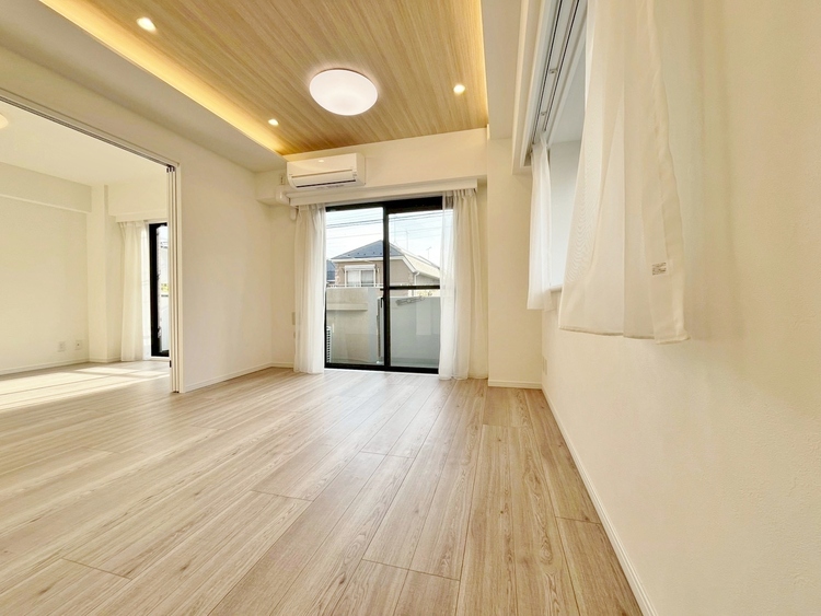 居間 飾り過ぎないシンプルな内装と偏り過ぎないデザインで統一しました。