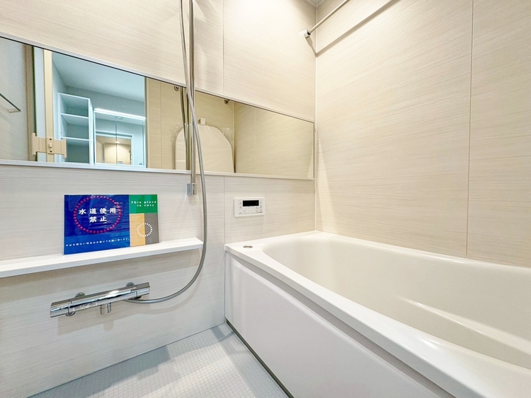 風呂 一日の疲れを癒すバスルームは、心地よいリラックスを叶える清潔感溢れる空間です。
