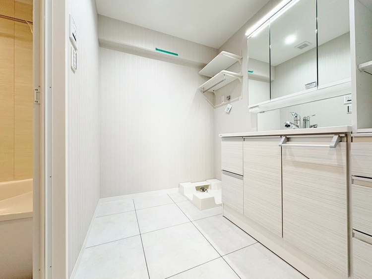 洗面 清潔感と心地よさを重視した、上質感漂うパウダールーム。