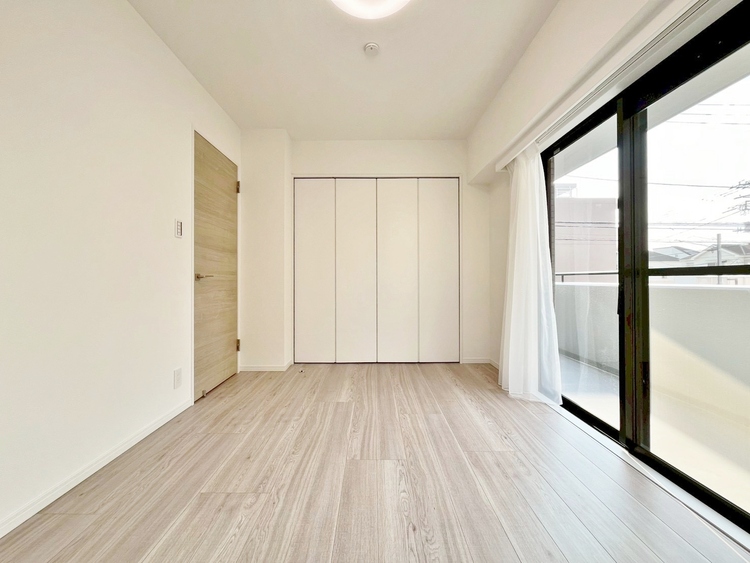 寝室 ベッドも十分に設置するスペースがあります。