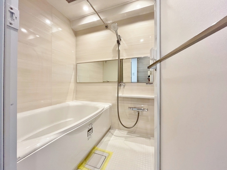 風呂 一日の疲れを癒すバスルームは、心地よいリラックスを叶える清潔感溢れる空間です。