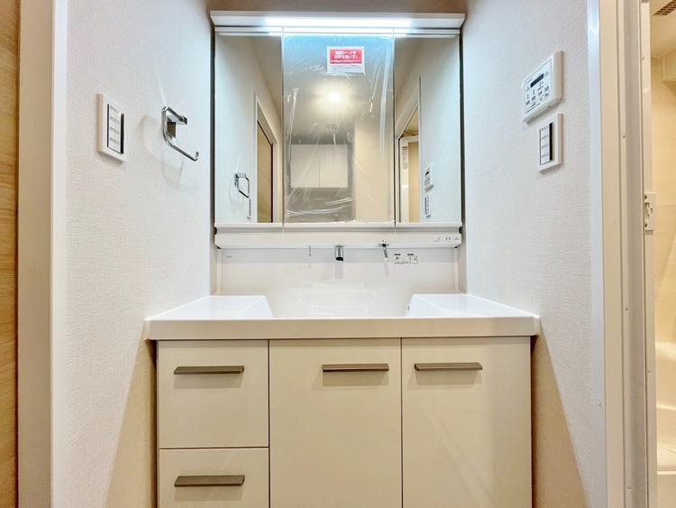 洗面 何かと物が増える場所だからこそ、スッキリと見映えの良い空間に。