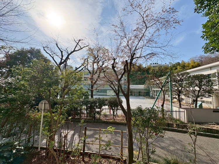 バルコニー 頬をなでる、優しい風を感じることが出来ます。