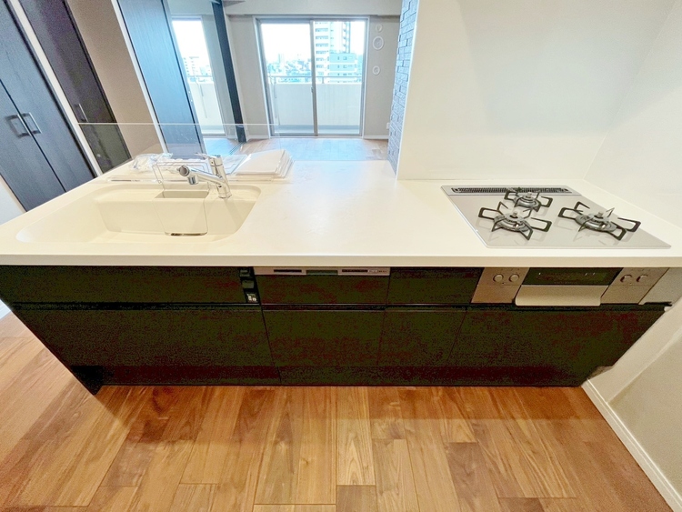 キッチン スマートな意匠と充実の機能を備えたキッチンが、暮らしにおいしい彩りを添えます。