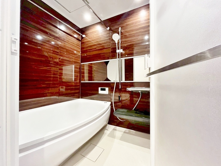 風呂 一日の疲れを癒すバスルームは、心地よいリラックスを叶える清潔感溢れる空間です。