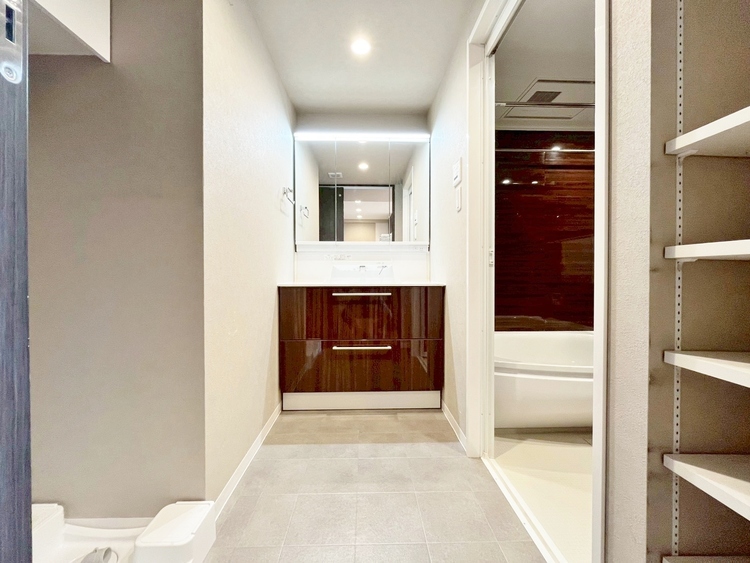 洗面 何かと物が増える場所だからこそ、スッキリと見映えの良い空間に。