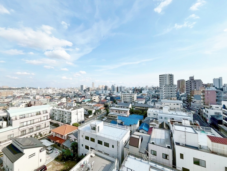 バルコニー 窓を開けると広がる青空。心をリフレッシュして日々を過ごしていきましょう。