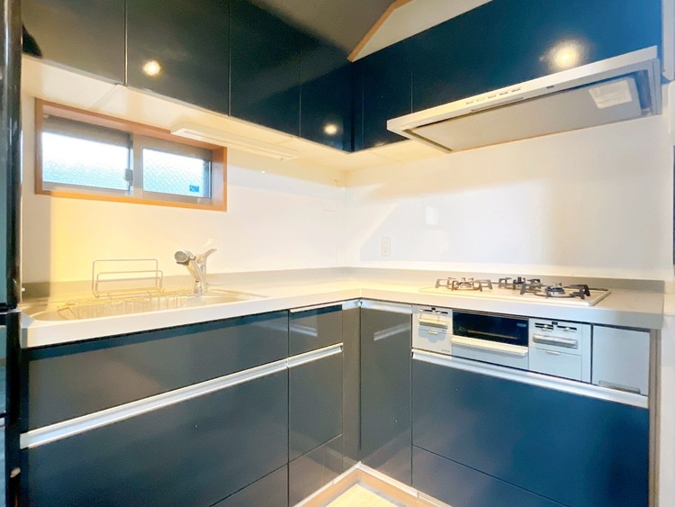 キッチン スマートな意匠と充実の機能を備えたキッチンが、暮らしにおいしい彩りを添えます。