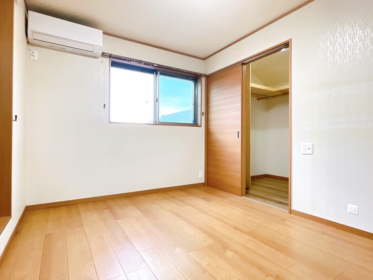 寝室 ベッドも十分に設置するスペースがあります。