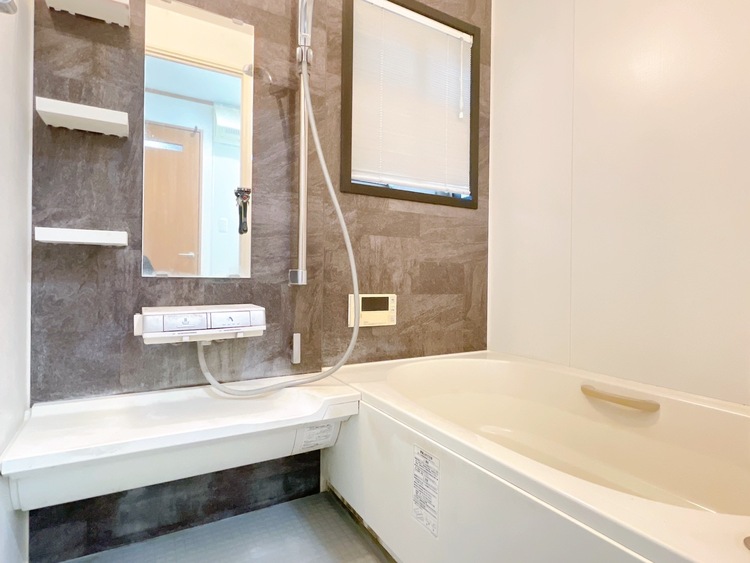 風呂 一日の疲れを癒すバスルームは、心地よいリラックスを叶える清潔感溢れる空間です。